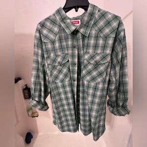 Wrangler Men's Green Checkered Button-Down Shirt